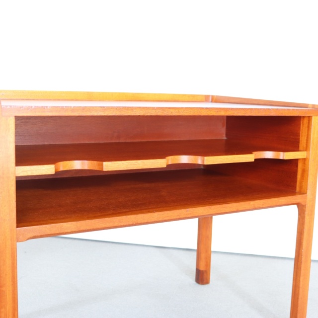 デンマーク製のサイドテーブル。 チーク材の木目が醸す表情が美しい北欧ヴィンテージ。上質な空気を纏う一点。