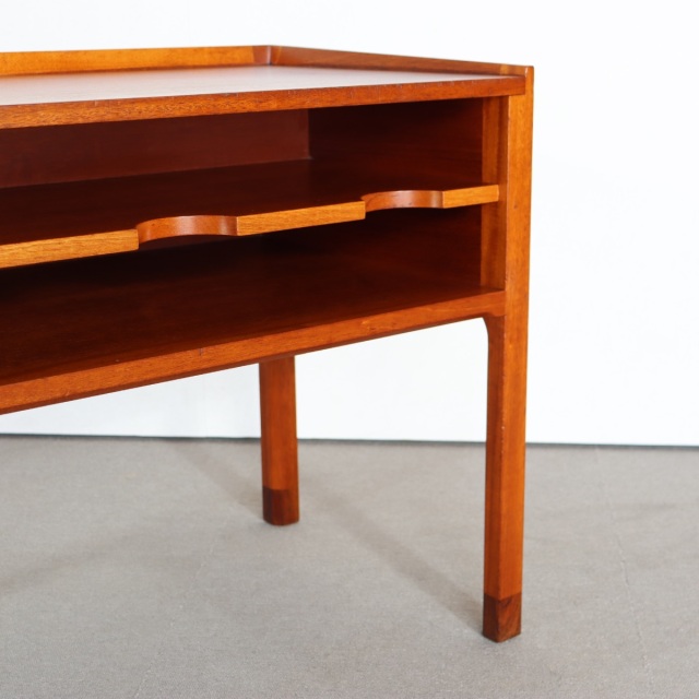 デンマーク製のサイドテーブル。 チーク材の木目が醸す表情が美しい北欧ヴィンテージ。上質な空気を纏う一点。