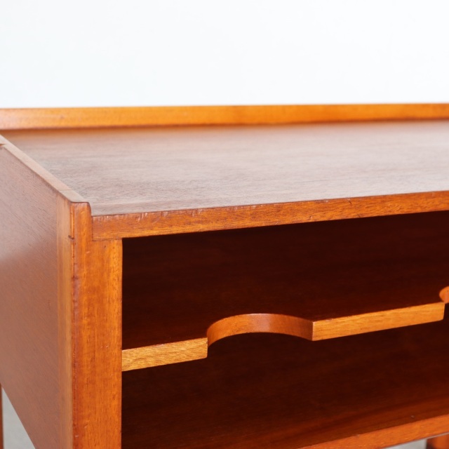 デンマーク製のサイドテーブル。 チーク材の木目が醸す表情が美しい北欧ヴィンテージ。上質な空気を纏う一点。