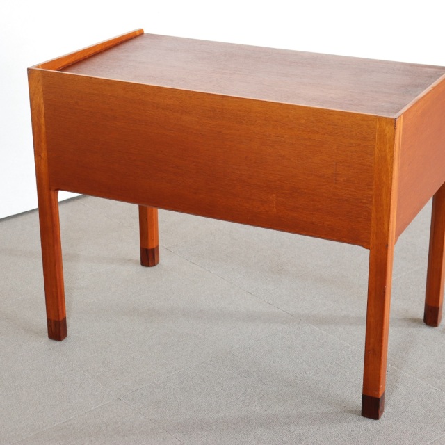 デンマーク製のサイドテーブル。 チーク材の木目が醸す表情が美しい北欧ヴィンテージ。上質な空気を纏う一点。