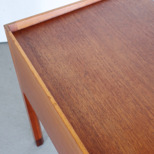 デンマーク製のサイドテーブル。 チーク材の木目が醸す表情が美しい北欧ヴィンテージ。上質な空気を纏う一点。