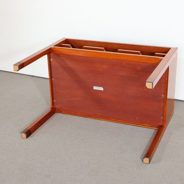 デンマーク製のサイドテーブル。 チーク材の木目が醸す表情が美しい北欧ヴィンテージ。上質な空気を纏う一点。