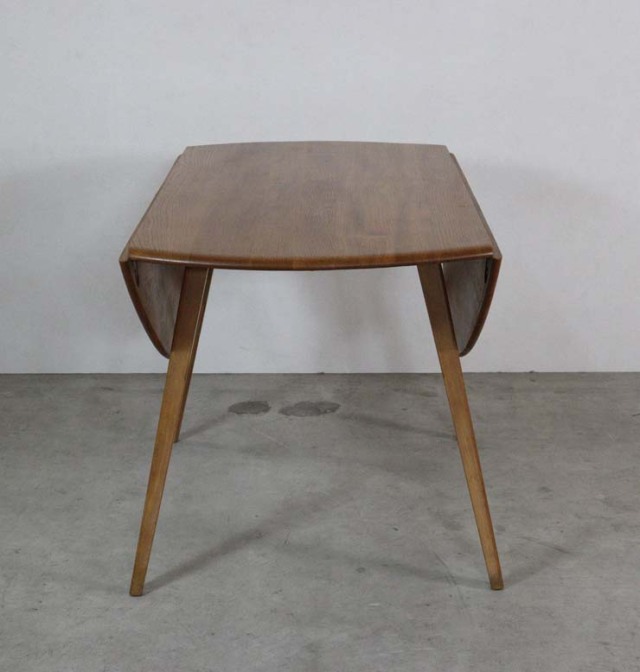 英国製アーコールのヴィンテージダイニングテーブル、両端の天板は折りたたみ可能、ナチュラルカラーの木目が美しい天板。23142