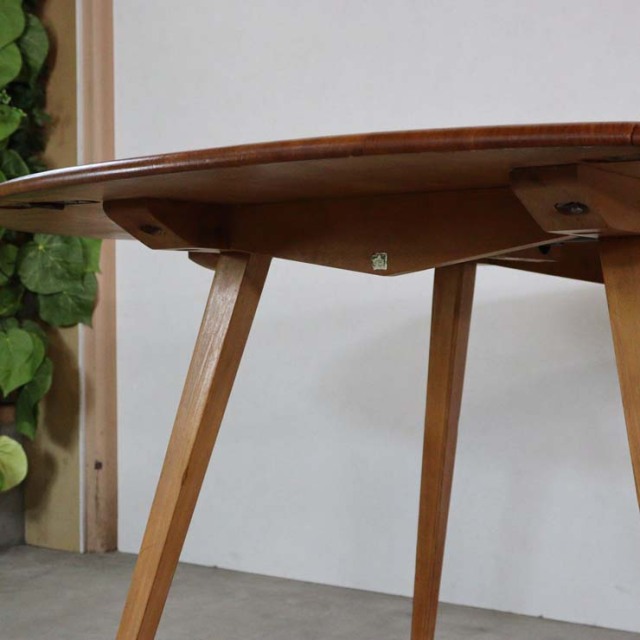 英国製アーコールのヴィンテージダイニングテーブル、両端の天板は折りたたみ可能、ナチュラルカラーの木目が美しい天板。23142