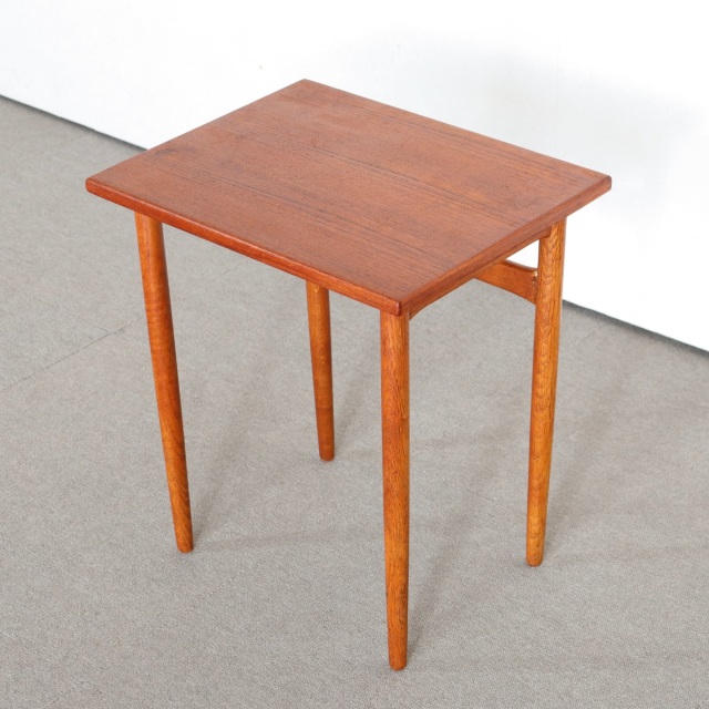 デンマーク製コーヒーテーブル。自然な艶と温かみが魅力の北欧ヴィンテージ。チーク材の美しさが際立つ一台。