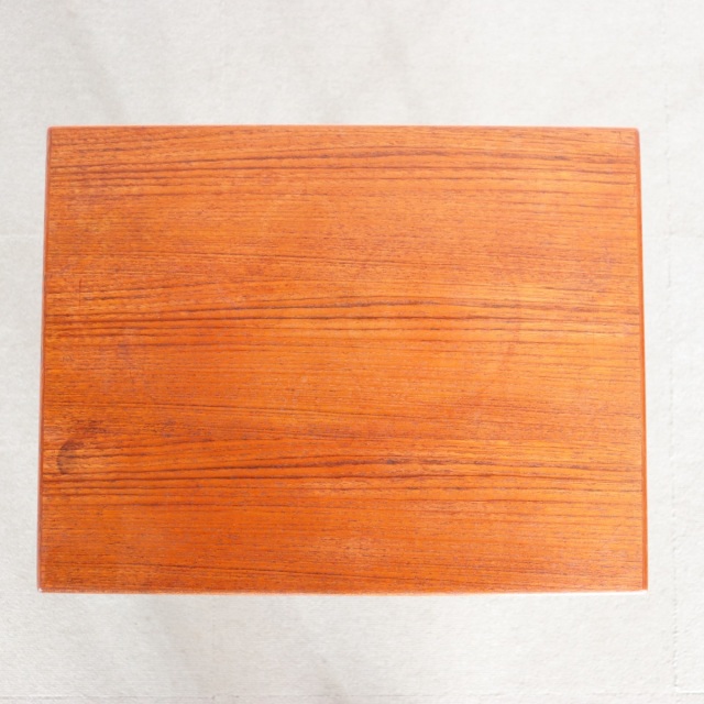 デンマーク製コーヒーテーブル。自然な艶と温かみが魅力の北欧ヴィンテージ。チーク材の美しさが際立つ一台。