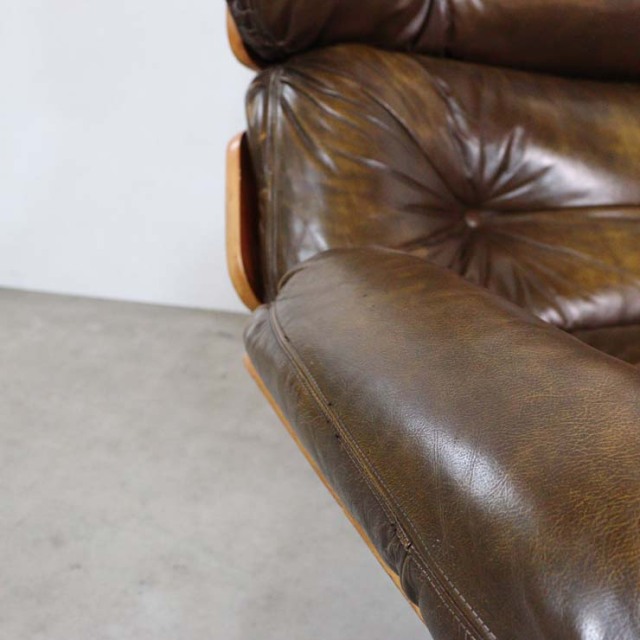 座ると景色が変わるミッドセンチュリーのレザーソファ 商品番号【23084】