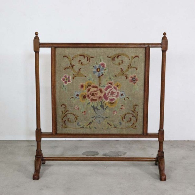 ヴィンテージの暖炉のファイヤースクリーン、木枠の中に花柄の刺繍の布がある、23081