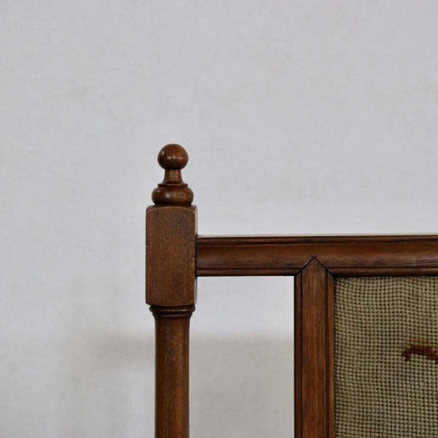 ヴィンテージの暖炉のファイヤースクリーン、木枠の中に花柄の刺繍の布がある、23081