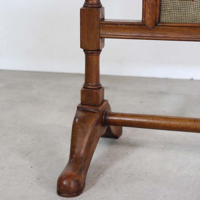 ヴィンテージの暖炉のファイヤースクリーン、木枠の中に花柄の刺繍の布がある、23081