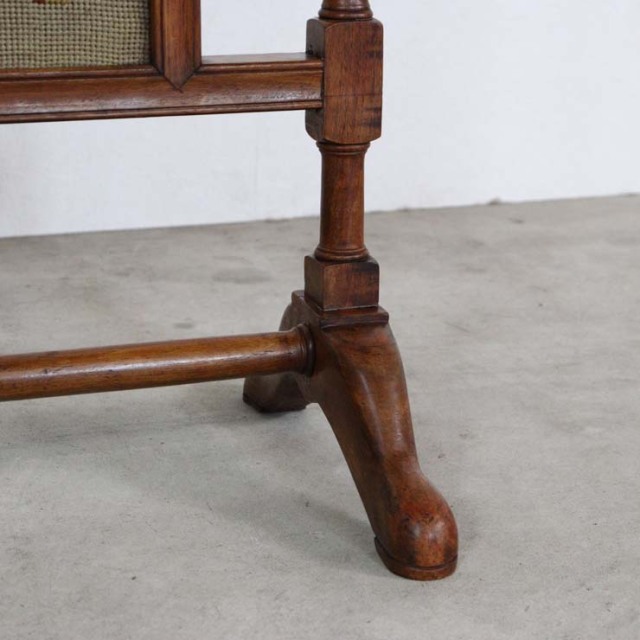 ヴィンテージの暖炉のファイヤースクリーン、木枠の中に花柄の刺繍の布がある、23081