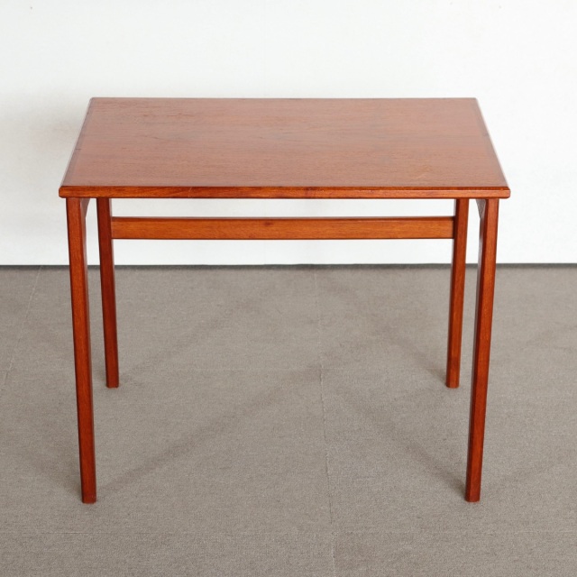 デンマーク製コーヒーテーブル。経年の風合いが美しいチーク材の北欧ヴィンテージ。落ち着いた空気を纏う一台。