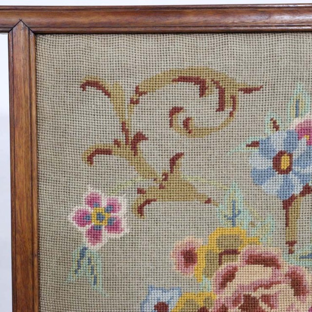 ヴィンテージの暖炉のファイヤースクリーン、木枠の中に花柄の刺繍の布がある、23081