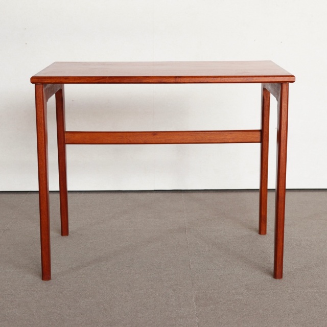 デンマーク製コーヒーテーブル。経年の風合いが美しいチーク材の北欧ヴィンテージ。落ち着いた空気を纏う一台。