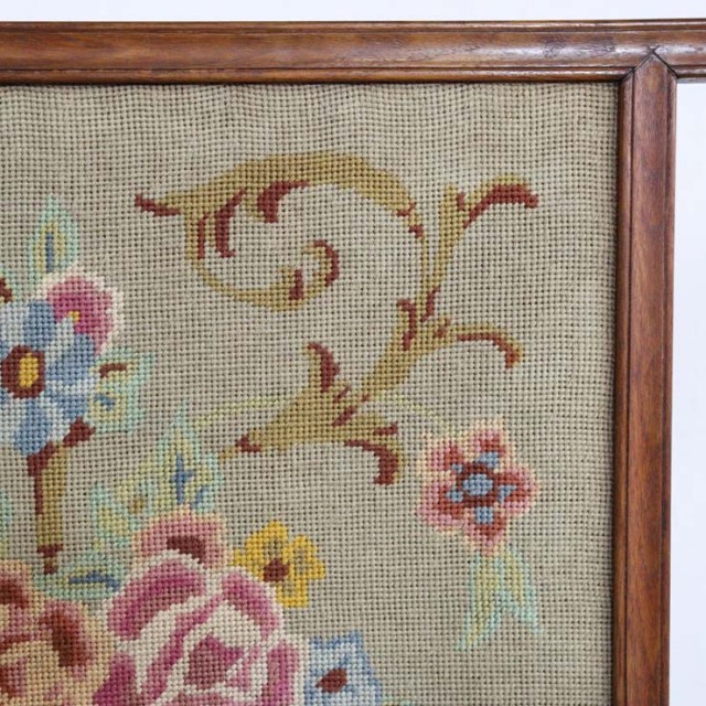 ヴィンテージの暖炉のファイヤースクリーン、木枠の中に花柄の刺繍の布がある、23081