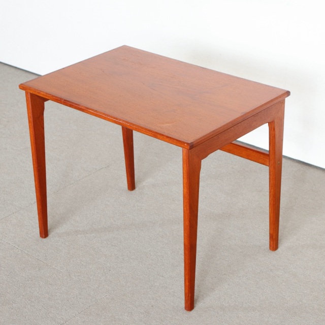 デンマーク製コーヒーテーブル。経年の風合いが美しいチーク材の北欧ヴィンテージ。落ち着いた空気を纏う一台。