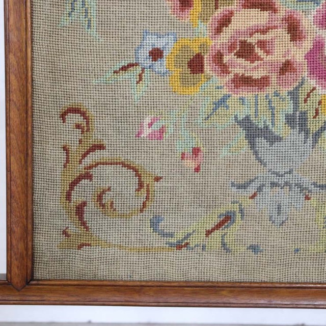 ヴィンテージの暖炉のファイヤースクリーン、木枠の中に花柄の刺繍の布がある、23081