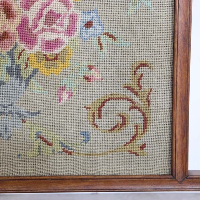 ヴィンテージの暖炉のファイヤースクリーン、木枠の中に花柄の刺繍の布がある、23081