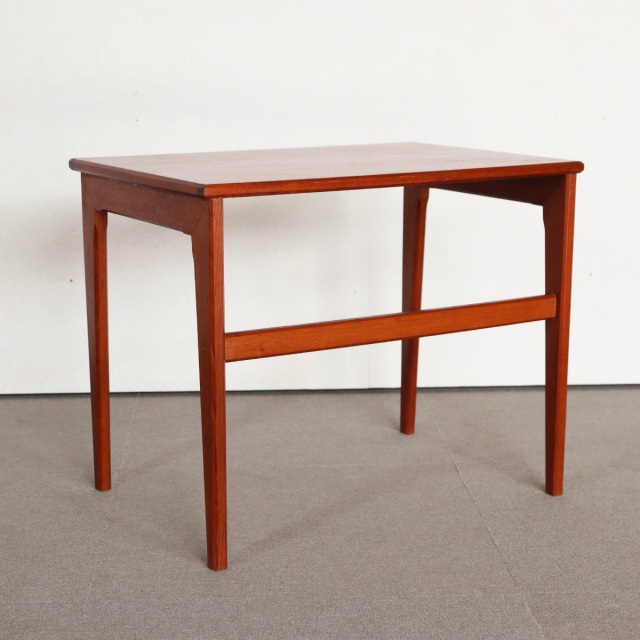 デンマーク製コーヒーテーブル。経年の風合いが美しいチーク材の北欧ヴィンテージ。落ち着いた空気を纏う一台。