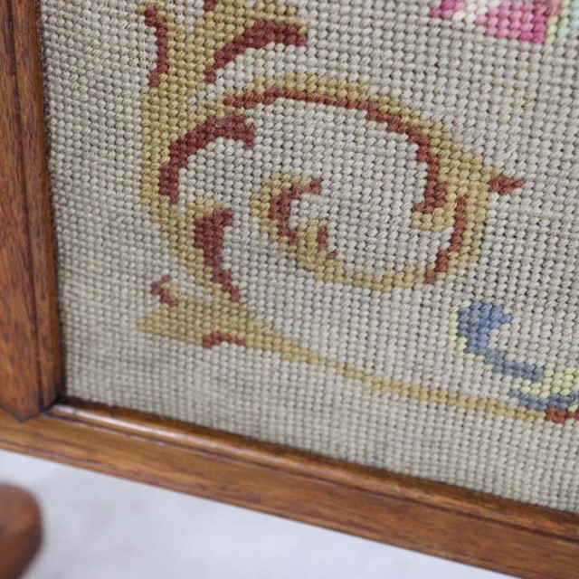 ヴィンテージの暖炉のファイヤースクリーン、木枠の中に花柄の刺繍の布がある、23081