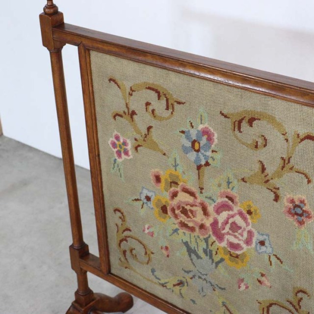 ヴィンテージの暖炉のファイヤースクリーン、木枠の中に花柄の刺繍の布がある、23081