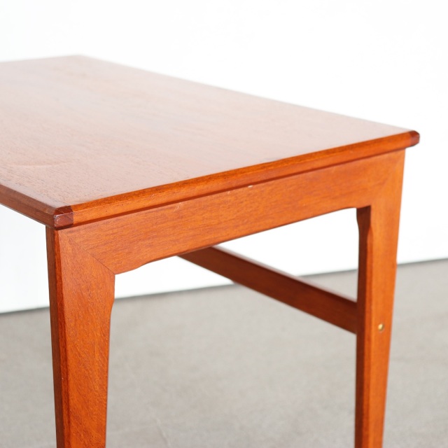 デンマーク製コーヒーテーブル。経年の風合いが美しいチーク材の北欧ヴィンテージ。落ち着いた空気を纏う一台。