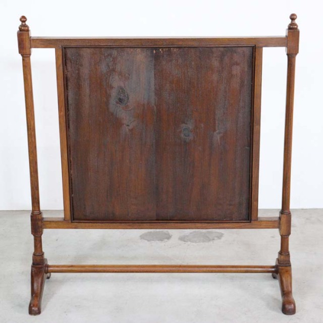 ヴィンテージの暖炉のファイヤースクリーン、木枠の中に花柄の刺繍の布がある、23081