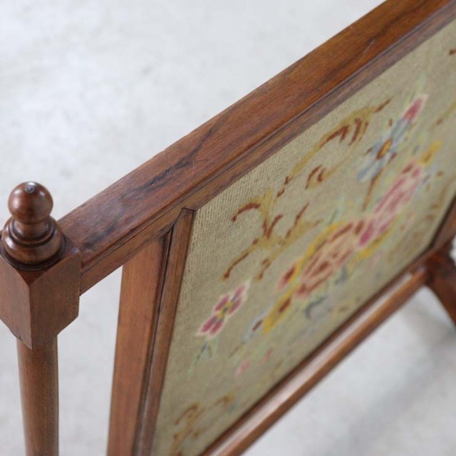 ヴィンテージの暖炉のファイヤースクリーン、木枠の中に花柄の刺繍の布がある、23081