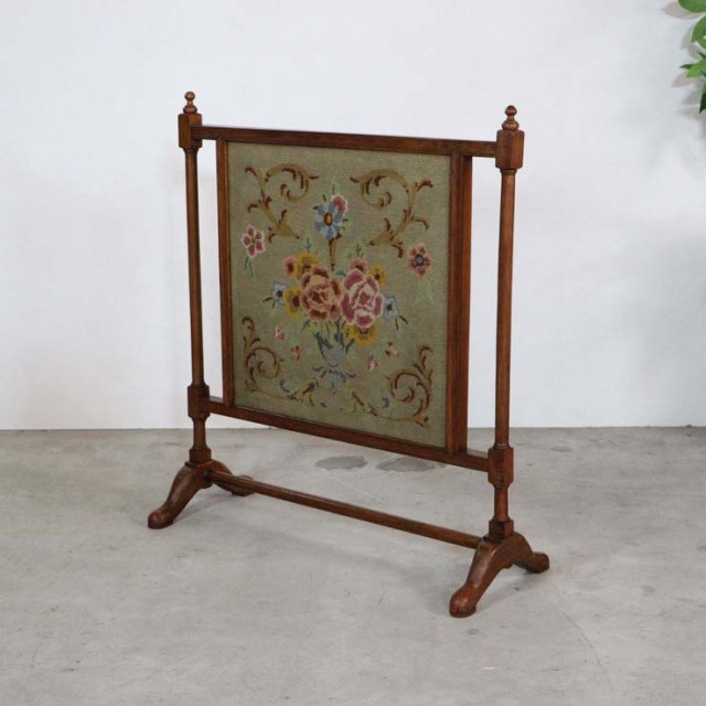 ヴィンテージの暖炉のファイヤースクリーン、木枠の中に花柄の刺繍の布がある、23081
