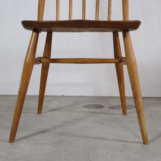 すべて木製のダイニングチェア、色はナチュラルなブラウン、23147a