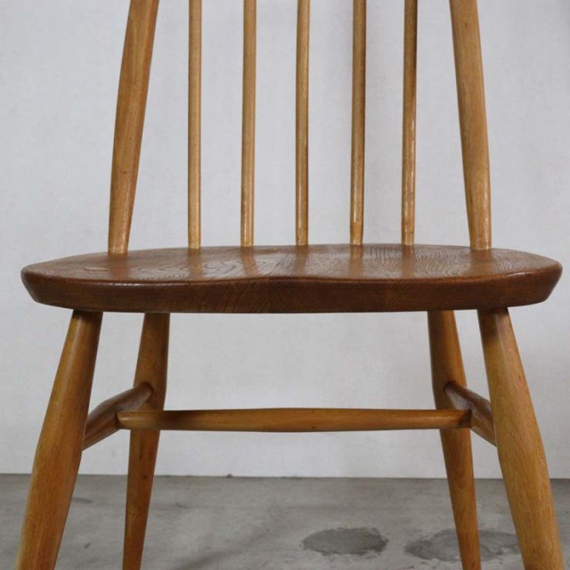 すべて木製のダイニングチェア、色はナチュラルなブラウン、23147a