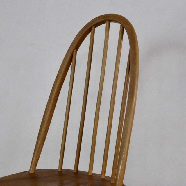 すべて木製のダイニングチェア、色はナチュラルなブラウン、23147a