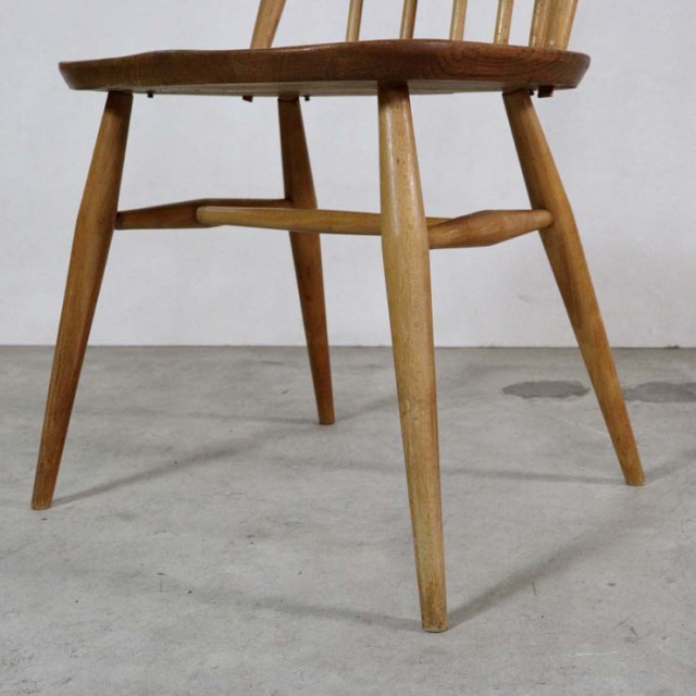 すべて木製のダイニングチェア、色はナチュラルなブラウン、23147a