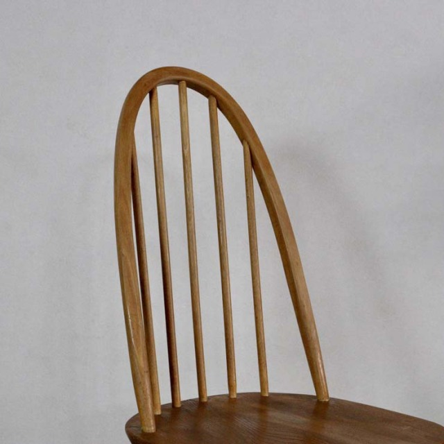 すべて木製のダイニングチェア、色はナチュラルなブラウン、23147a