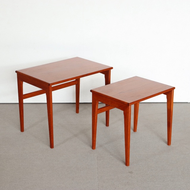 デンマーク製コーヒーテーブル。柔らかな木目が空間に馴染む北欧ヴィンテージ。上品な艶をまとった一台。