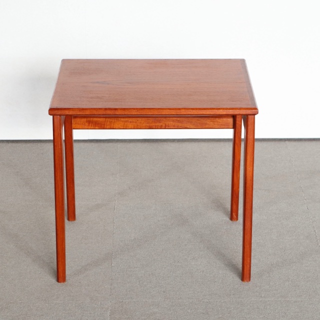 デンマーク製コーヒーテーブル。柔らかな木目が空間に馴染む北欧ヴィンテージ。上品な艶をまとった一台。