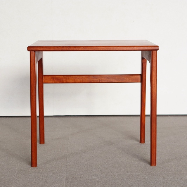 デンマーク製コーヒーテーブル。柔らかな木目が空間に馴染む北欧ヴィンテージ。上品な艶をまとった一台。