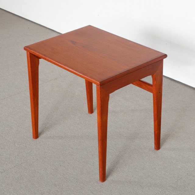 デンマーク製コーヒーテーブル。柔らかな木目が空間に馴染む北欧ヴィンテージ。上品な艶をまとった一台。