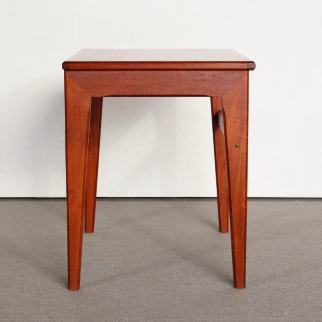 デンマーク製コーヒーテーブル。柔らかな木目が空間に馴染む北欧ヴィンテージ。上品な艶をまとった一台。