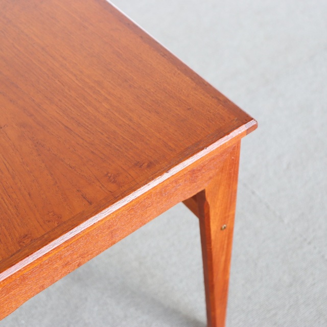 デンマーク製コーヒーテーブル。柔らかな木目が空間に馴染む北欧ヴィンテージ。上品な艶をまとった一台。