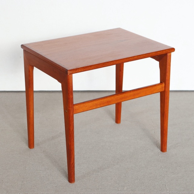 デンマーク製コーヒーテーブル。柔らかな木目が空間に馴染む北欧ヴィンテージ。上品な艶をまとった一台。