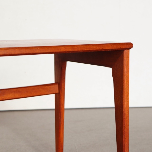 デンマーク製コーヒーテーブル。柔らかな木目が空間に馴染む北欧ヴィンテージ。上品な艶をまとった一台。