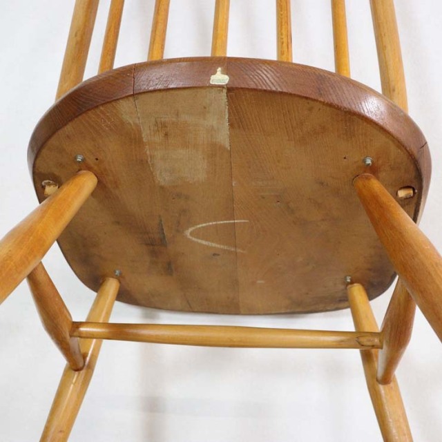 すべて木製のダイニングチェア、色はナチュラルなブラウン、23147a