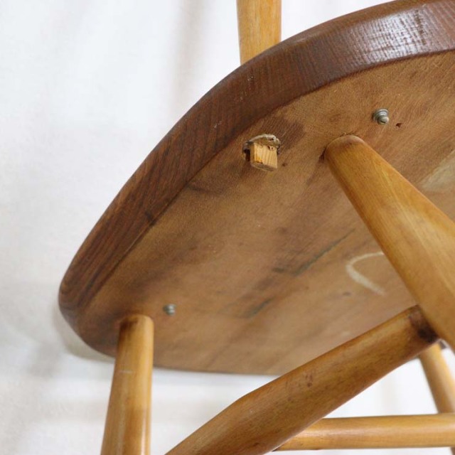 すべて木製のダイニングチェア、色はナチュラルなブラウン、23147a