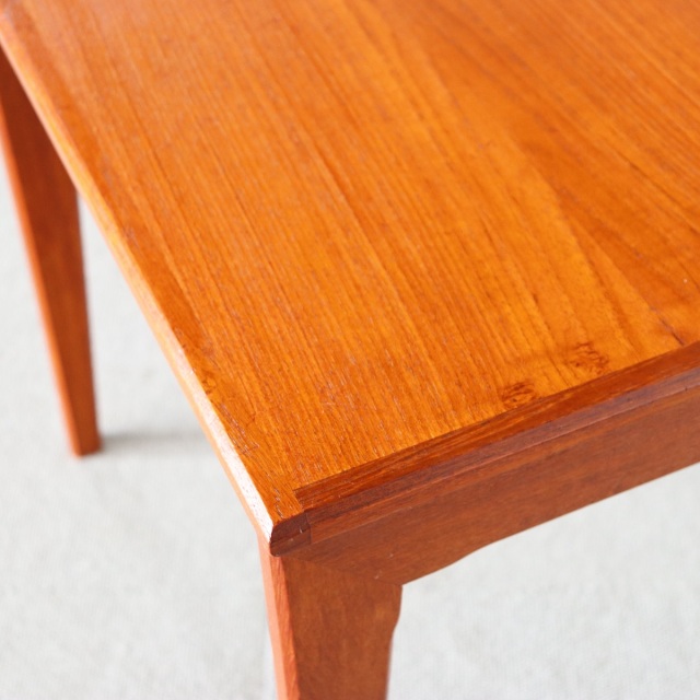 デンマーク製コーヒーテーブル。柔らかな木目が空間に馴染む北欧ヴィンテージ。上品な艶をまとった一台。