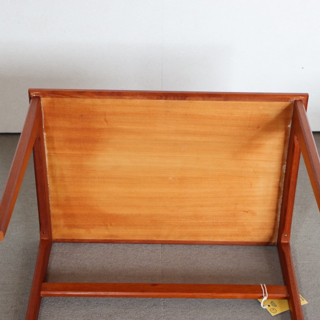 デンマーク製コーヒーテーブル。経年の風合いが美しいチーク材の北欧ヴィンテージ。落ち着いた空気を纏う一台。