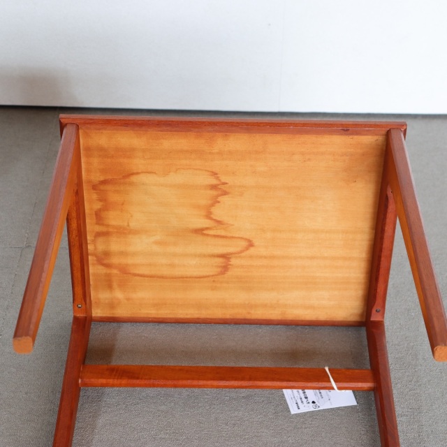 デンマーク製コーヒーテーブル。柔らかな木目が空間に馴染む北欧ヴィンテージ。上品な艶をまとった一台。