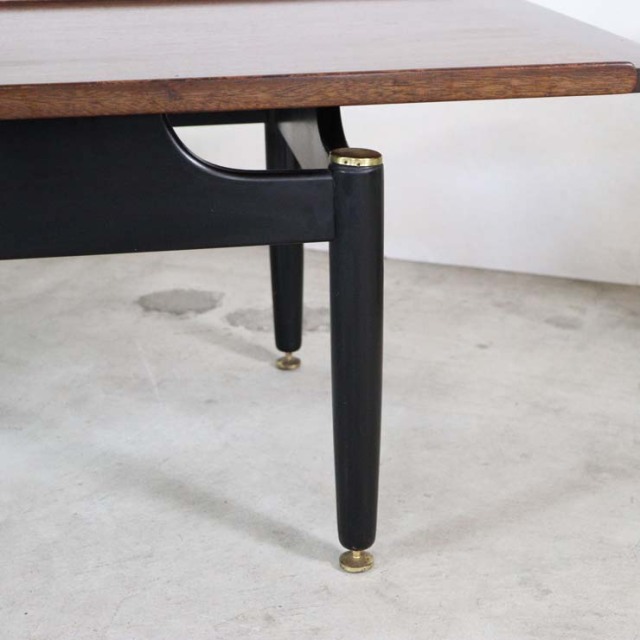 脚が黒く天板は長方形でチーク材のコーヒーテーブル、23183