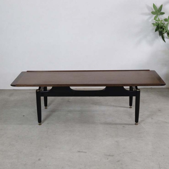脚が黒く天板は長方形でチーク材のコーヒーテーブル、23183