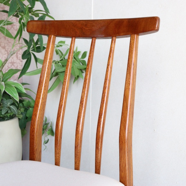 ヤンガーYOUNGERのダイニングチェア